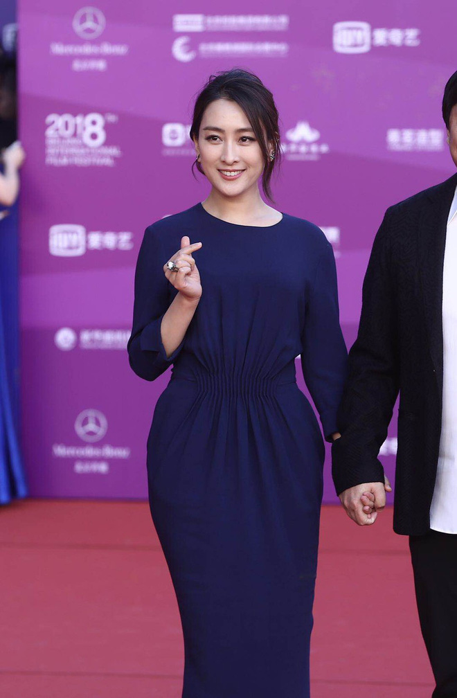 Táo bạo với áo khoét sâu khoe vòng 1 căng đầy, gái hư Thư Kỳ khiến loạt mỹ nhân phải lép vế trên thảm đỏ LHP Bắc Kinh